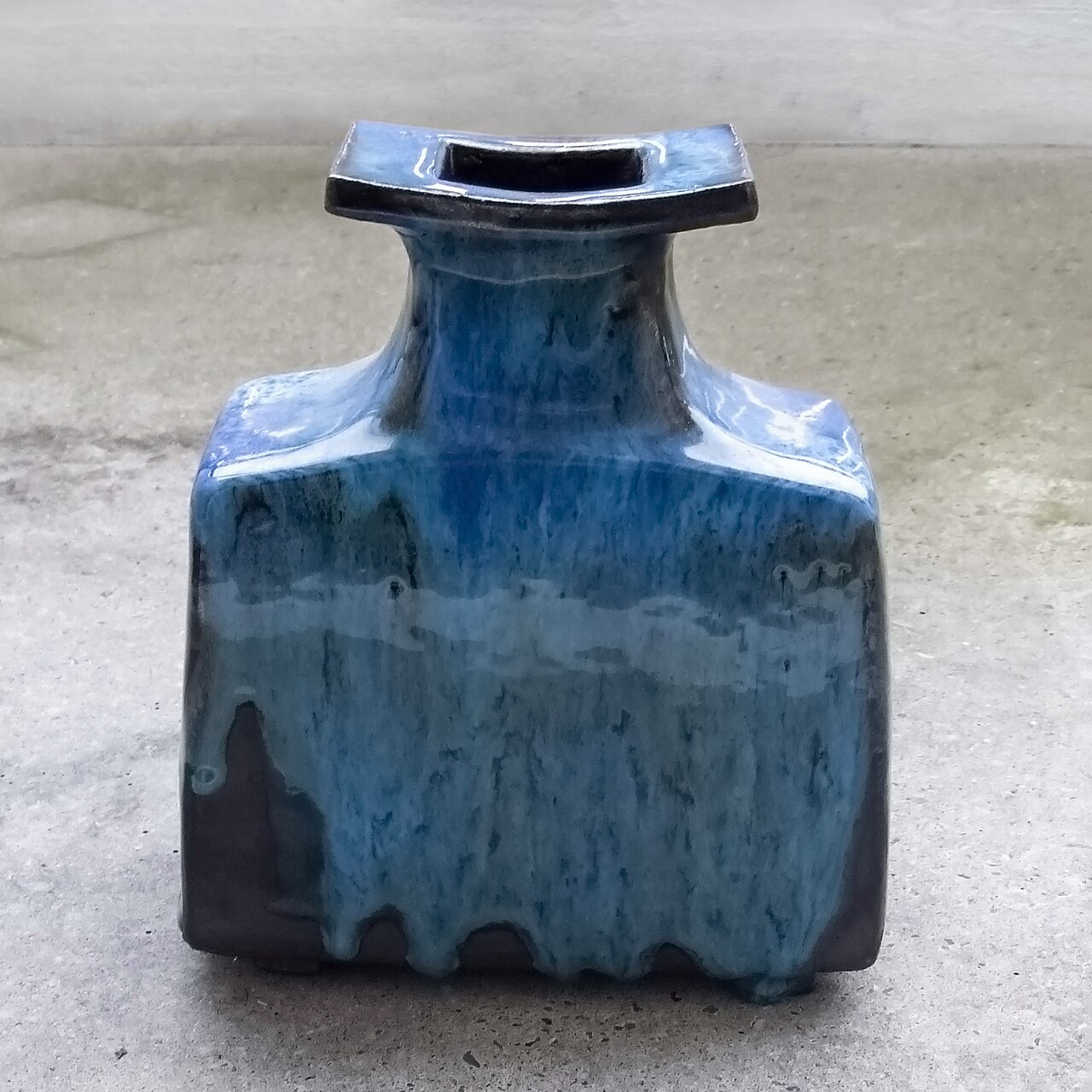 Vase « Zinneke » — hand-thrown stoneware vase